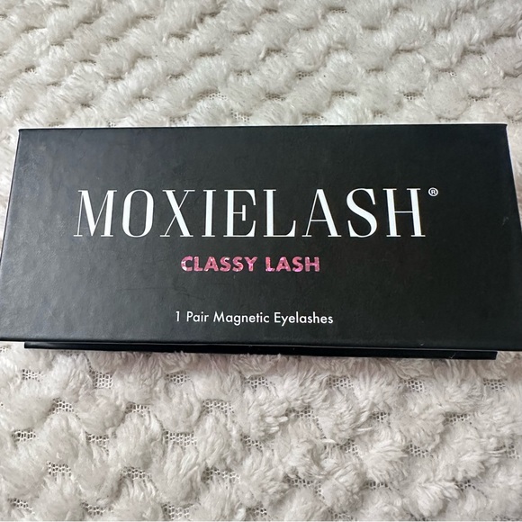 Moxielash Magnetic Lashes in Classy Lash - Picture 2 of 2